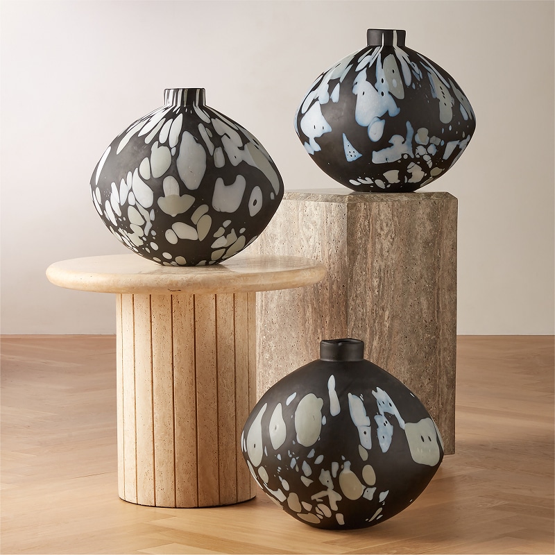 CB2-KSA-ENG-HP-22Sep26-Vases-Block.jpg